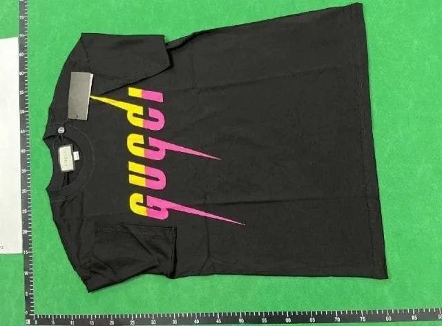 Gucci T-shirt    (37 CP)