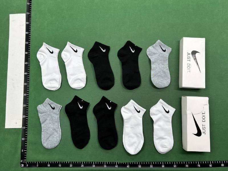 nike socks  (35 CP)