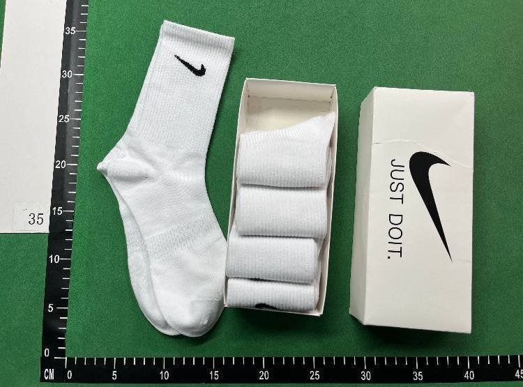 nike socks  (35 CP)