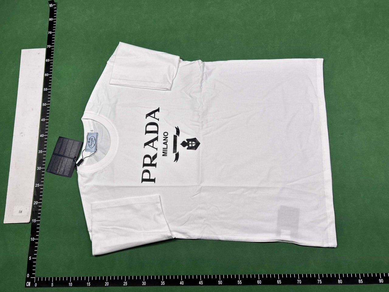  Prada T-shirt  (37 CP)