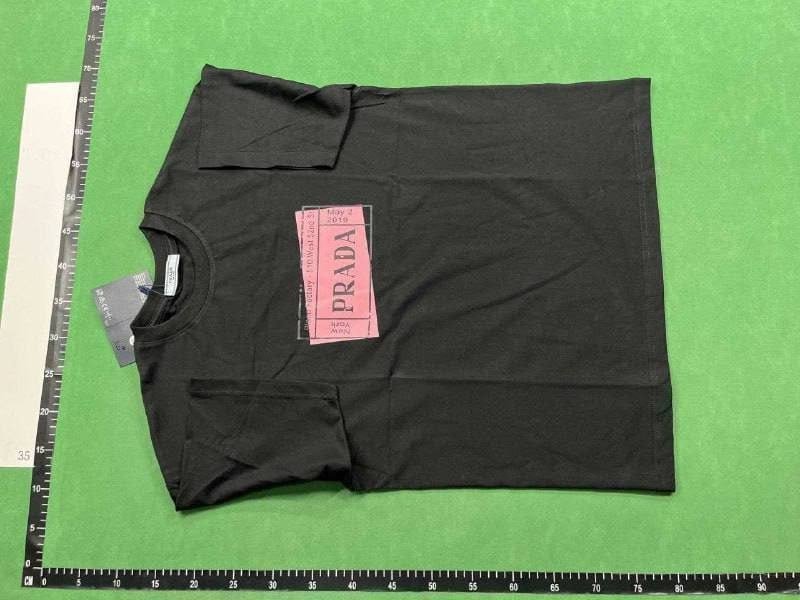  Prada T-shirt  (37 CP)