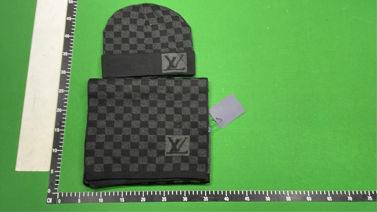 Louis Vuitton Beanie & Scarf   (20+)                                             