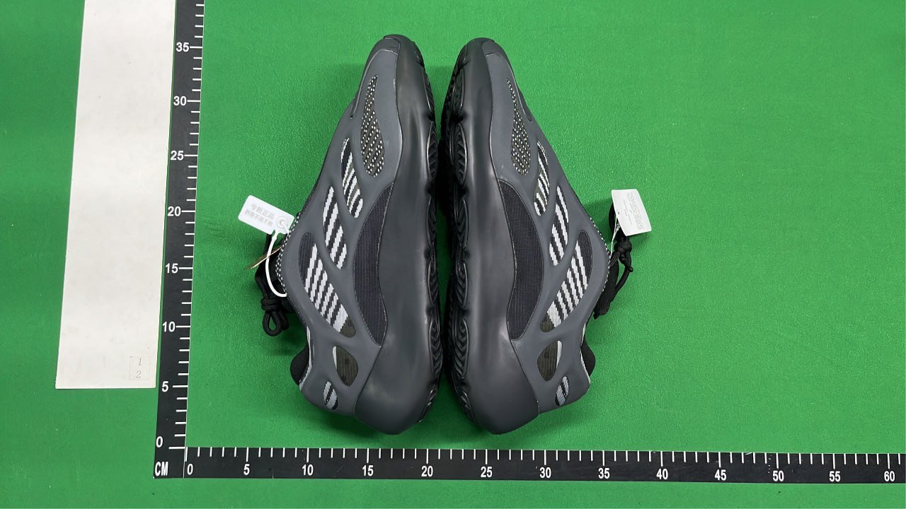 Adidas Yeezy Boost 700